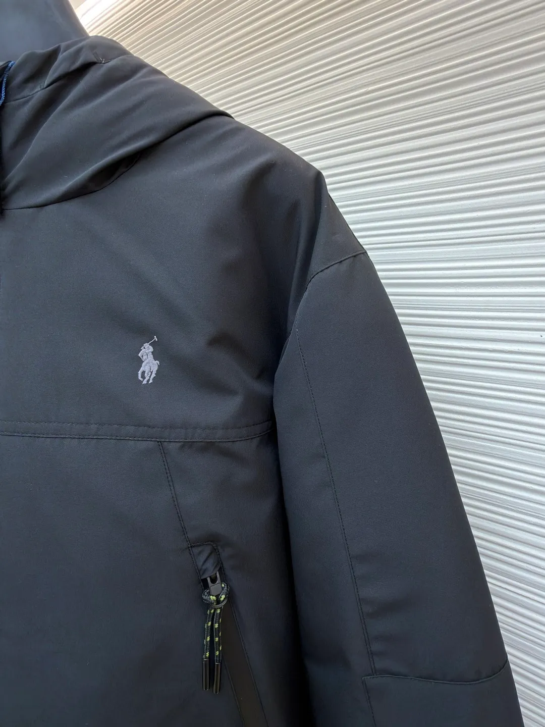 P990 Ralph Lauren logo hooded down jacket ●Original version: Purchased and developed by 2689 ●Item number: 1682203-D60 ●Fabric: white duck down fabric ●Technology: mechanical down filling ●Color: black ●Version: fitted version ●Weight: about 890 grams ●Size: S-M-L-XL ●Description: Made of 90 white duck down, with a weight of 220g, ensuring excellent thermal insulation performance. After strict screening and treatment, the velvet is not easy to drill, ensuring durability. The classic jacket has a slightly loose fit, with slightly dropped shoulder lines (shoulder width is 1-2cm wider than the standard fit). The length reaches the hips, and the sleeves are slightly tapered straight sleeves, taking into account freedom of movement and casual style. The adjustable Velcro on the cuffs allows you to freely adjust the tightness according to the thickness of your wrist and personal preferences, effectively preventing cold wind from intruding, and improving the warmth performance. In terms of storage, the two front zipper pockets are convenient for you to place frequently used items, and the zipper design ensures that items are not easily lost. A built-in pocket on the left side of the chest provides a safe storage space for some small private items. The drawstring design at the hem allows you to adjust the shape of the jacket according to your body shape and dressing needs. Whether it is loose and casual or slim and neat, you can easily control it. The overall wiring is straight and delicate, the fabric is comfortable and soft, and the color is consistent without color difference. It can be matched with the same style to create a fashionable look and control various occasions. Customized accessories, complete with three standards, same style for men and women!